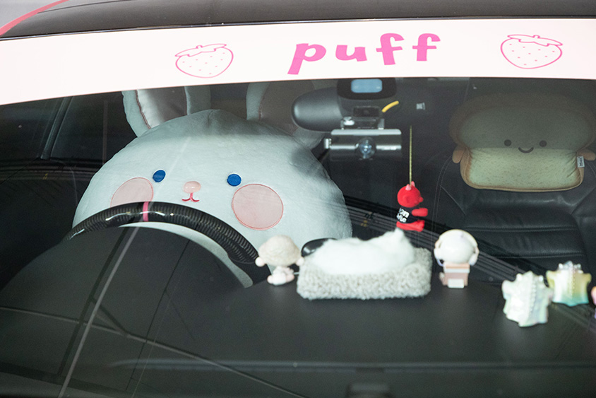 フォルクスワーゲン・シロッコに座るぬいぐるみ