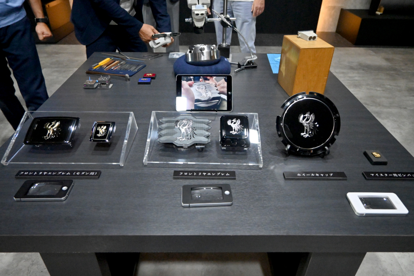 センチュリー鳳凰のエンブレムとその金型の制作イメージ