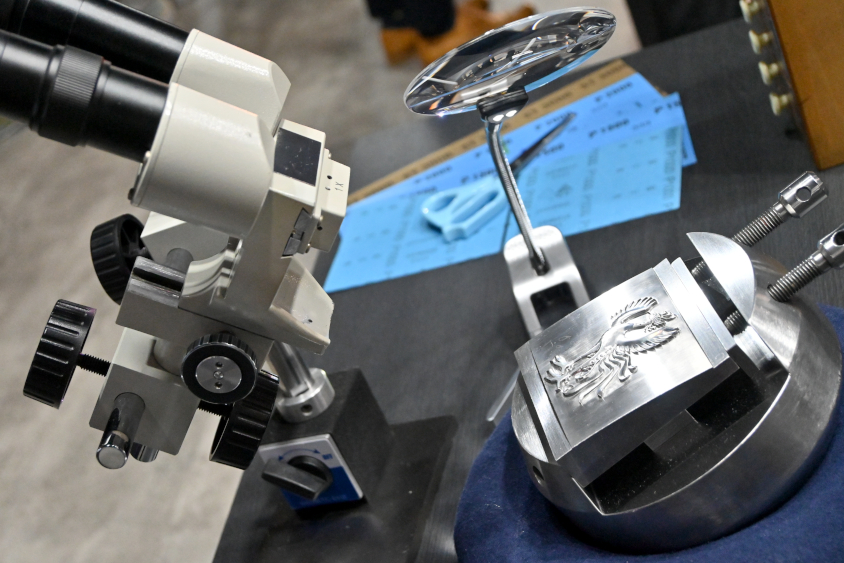 センチュリー鳳凰のエンブレムの金型と顕微鏡