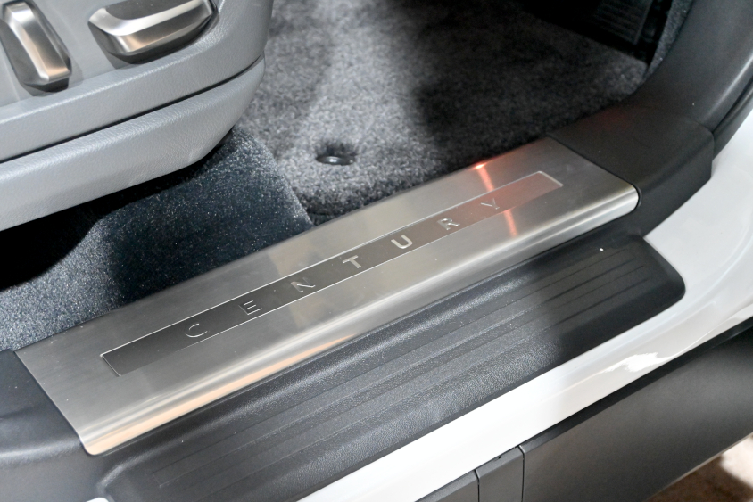 センチュリーの前席の標準スカッフプレート