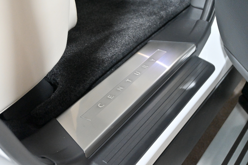 センチュリーの後席の標準スカッフプレート