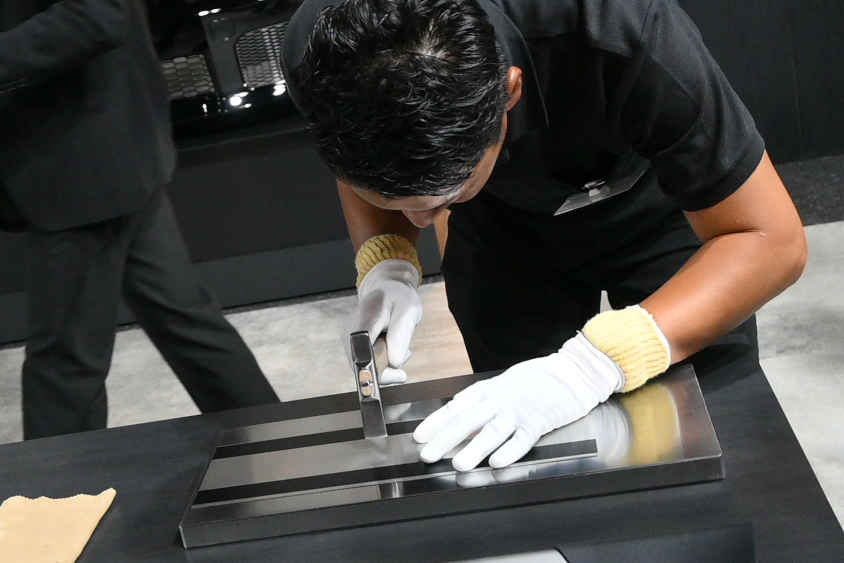 センチュリーのスカッフプレートに柾目をつける匠