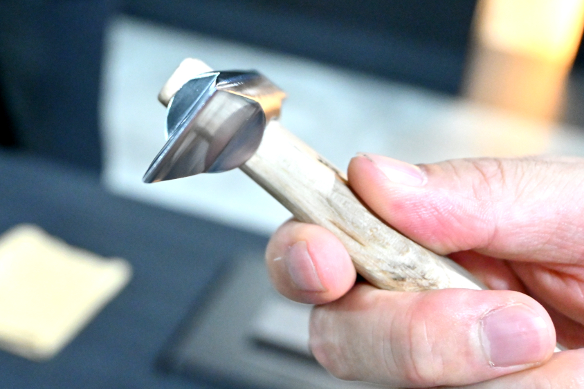 センチュリーのスカッフプレートに柾目をつける工具