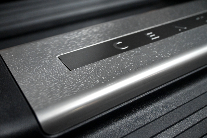 センチュリーの柾目のついた特別仕様のスカッフプレート