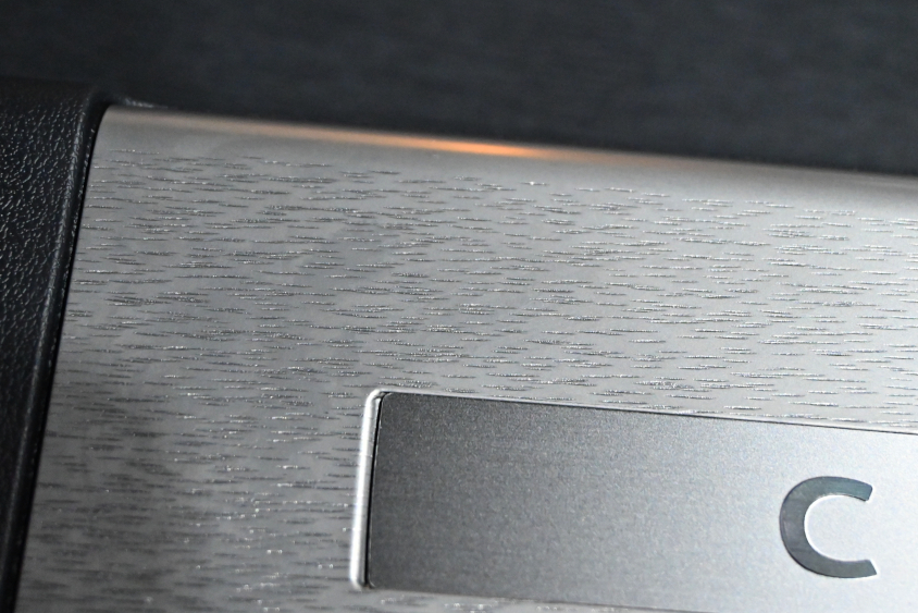 センチュリーの柾目がきれいに整えられた特別仕様のスカッフプレート