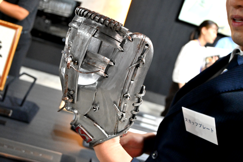 匠による手作りの鉄製グローブ