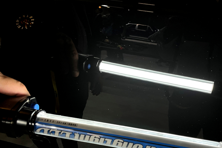 センチュリーのドアパネルに光を当てる