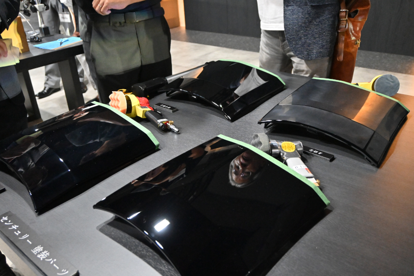 センチュリーのパンパ―パネルは3段階で磨かれる