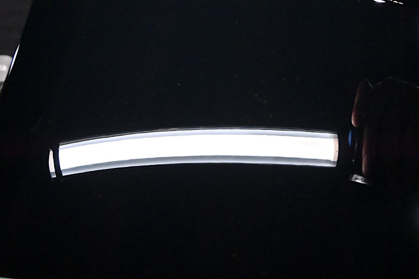 センチュリーのバンパーに光を当てる