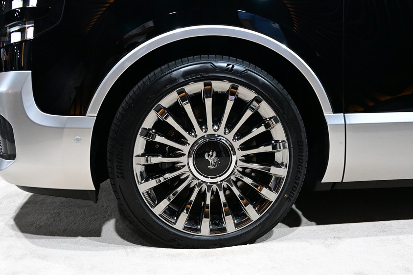 センチュリー　フロントホイール&タイヤ　225/55R20&×8Jアルミホイール