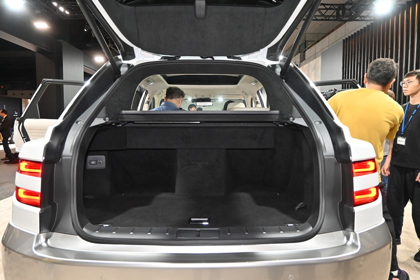 センチュリー　荷室は適度な広さ