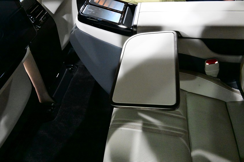 センチュリー　リアシート用のテーブル