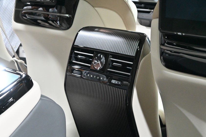 センチュリー　リア席の時計はアナログ風時計