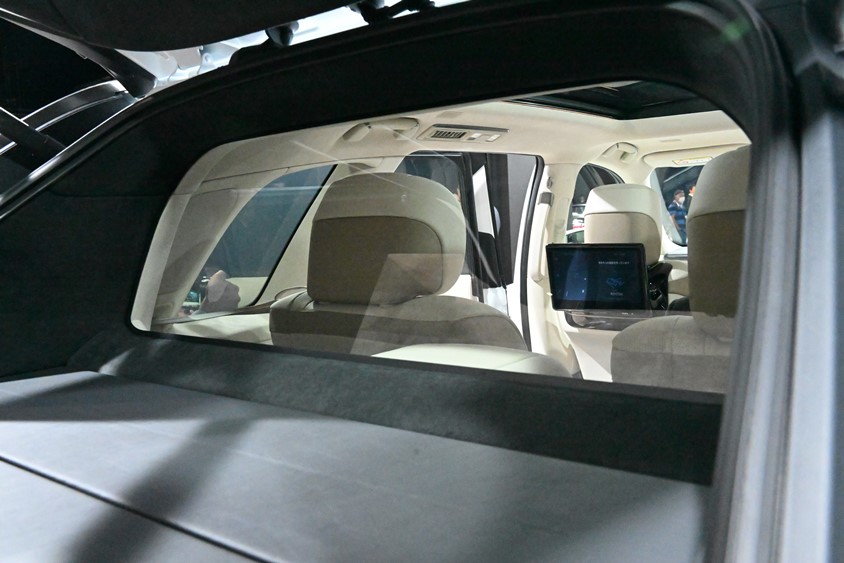 センチュリー　荷室と後席間のガラスのパーテーション