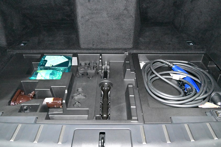 センチュリー　PHEV用の充電ケーブルなど