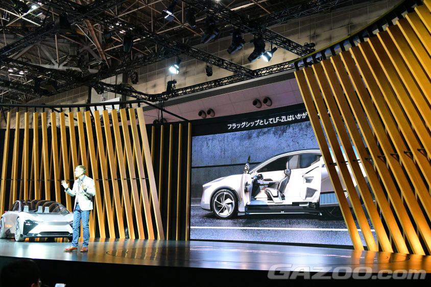 トヨタブース サイモン取締役とLF-ZC　ジャパンモビリティショー2023