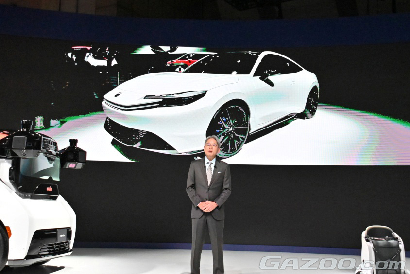 ジャパンモビリティショー2023でPRELUDE Conceptを発表する三部敏宏社長