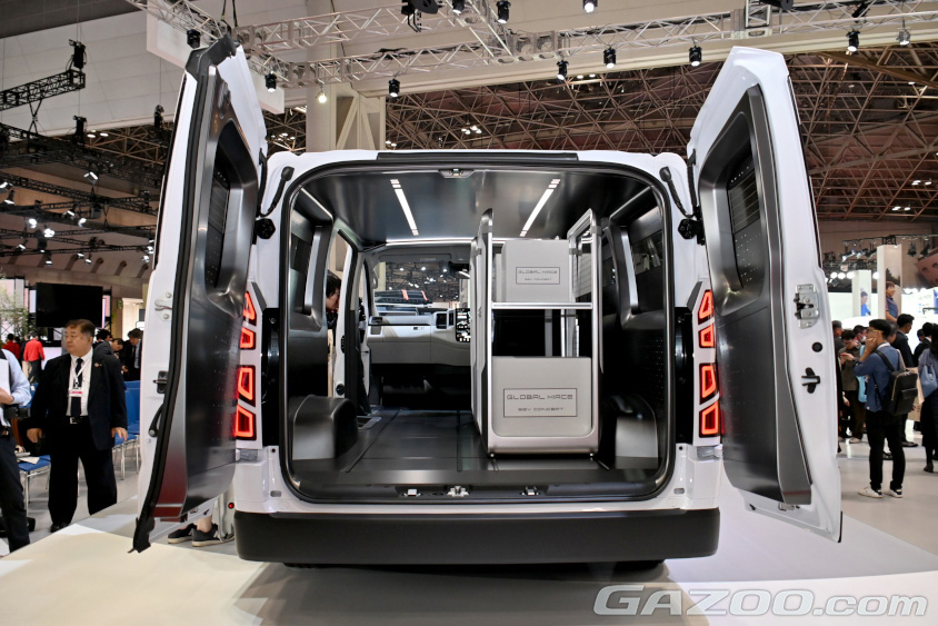 グローバル ハイエースBEVコンセプトのカーゴスペースには、約 3.5m の長尺物を積載可能