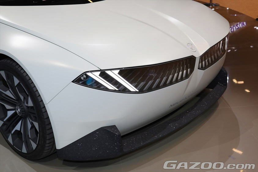 BMWのアイデンティティでもあるキドニーグリルは、新たなライトデザインを加えて刷新。