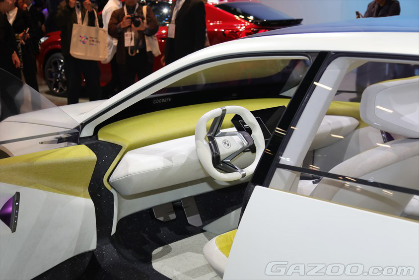 クリーンかつシンプルなインテリアにはBMWパノラミックビジョンディスプレイを採用