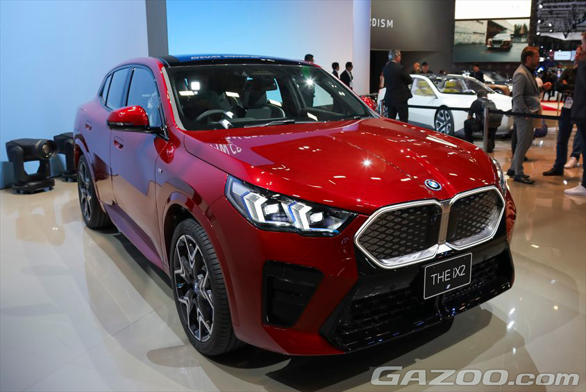 ワールドプレミアとしてアンベールしたのはフルモデルチェンジで新設定された『iX2』。