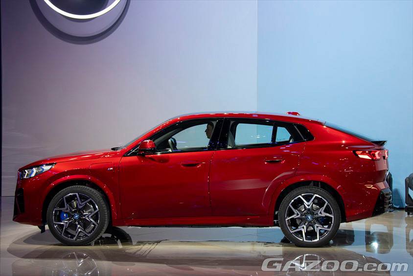 低いルーフを特徴としたクーペスタイルにSUVらしい実用性をプラスしている。