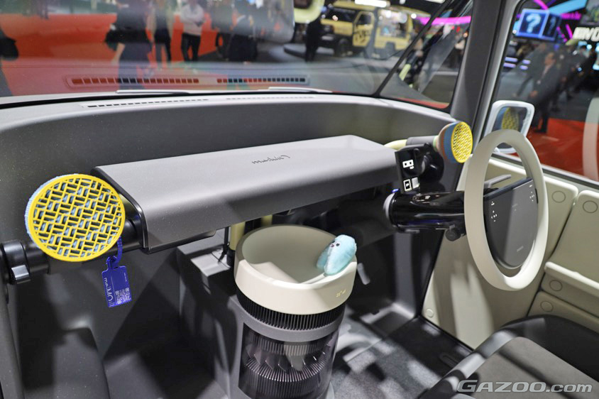 新工芸舎がデザインした樹脂パーツでカスタムした『me:Mo』