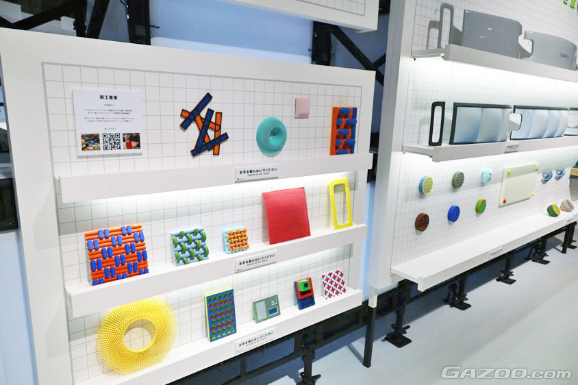 ブースに展示されたさまざまなデザインの内外装パーツ