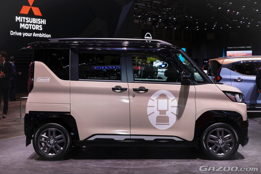 ラッピングの図柄は世界的なアウトドアブランド「コールマン」のランタンが描かれる。