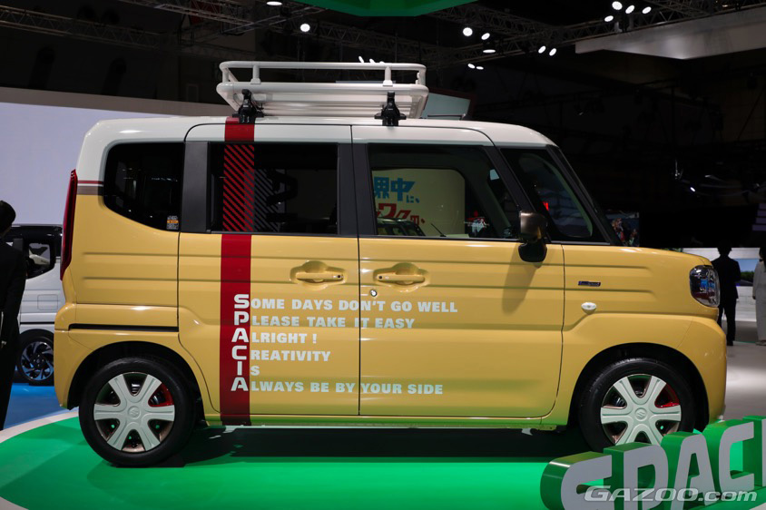 ショー専用のペイントやルーフバスケットなどのアレンジが加えられる。