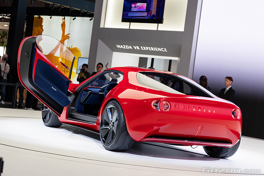 ジャパンモビリティショー2023　マツダブース　コンパクトスポーツカーコンセプト「マツダ ICONIC SP」