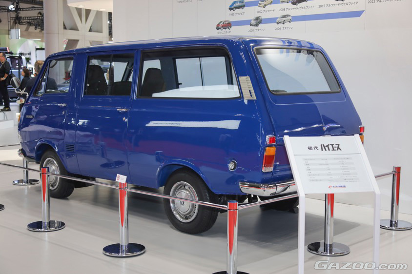 初代ハイエースには3人、6人、9人、15人乗りがラインアップされ、9人乗りワゴンは当時のクラウンと同価格帯という高級車だった