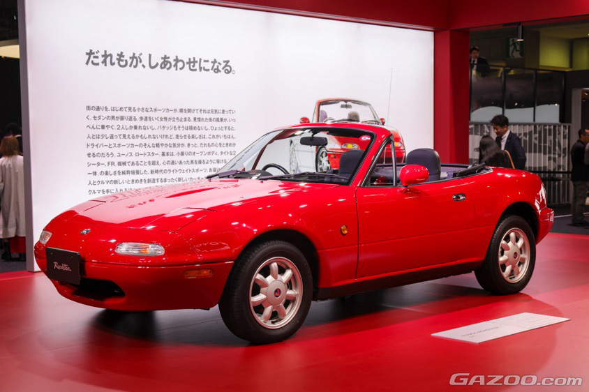 マツダブースに展示されていたのは新車クオリティまで修復されたNAロードスター