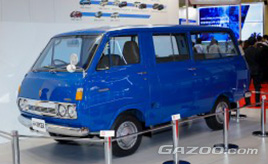 初代ハイエースやEV化されたランクル60など 旧くて新しい注目のクルマたち…ジャパンモビリティショー2023