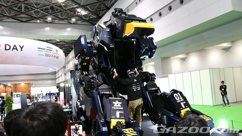 搭乗操作型ロボット「アーカックス」に乗り込むところ