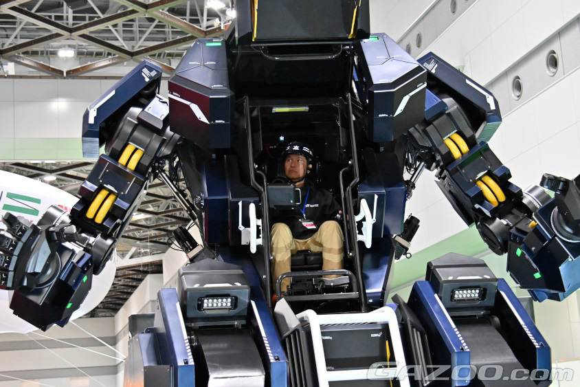 搭乗操作型ロボット「アーカックス」の操縦席のパイロット