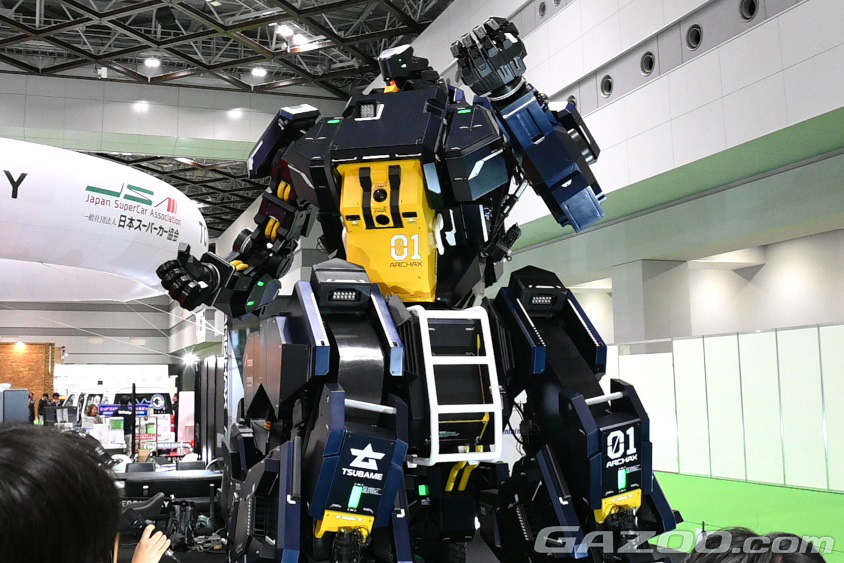 搭乗操作型ロボット「アーカックス」は首、腰、腕、指などが可動