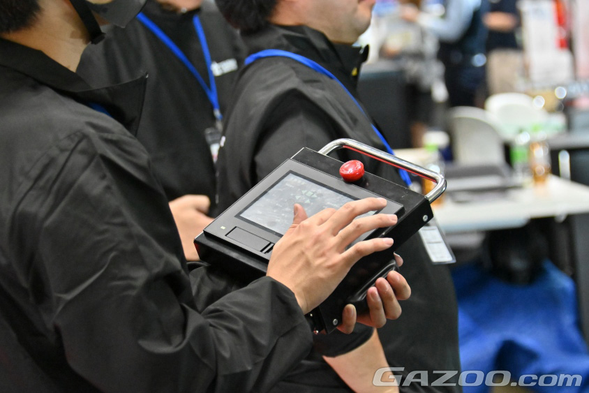 搭乗操作型ロボット「アーカックス」はリモート操作も可能