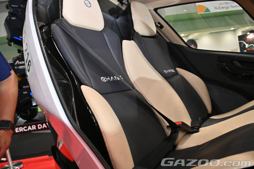 電動自律型無人航空機の「EHang 216-S」は自動車と同じ3点式シートベルト