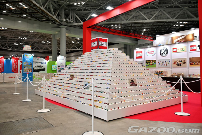 トミカのミニカーが飾られたピラミッド