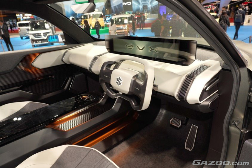 大型横長液晶ディスプレイを備えたコクピット。ステアリング形状もイメージ的にはマッチしているが市販される際には改められると思われる