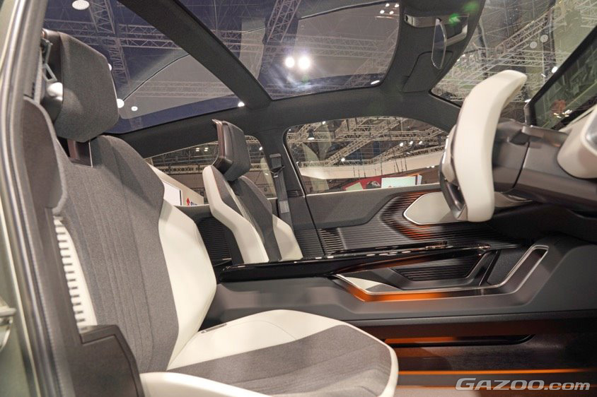 広大なグラスエリアによって室内は明るく、開放感が高い