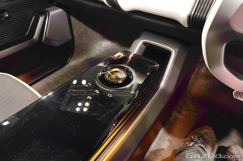 センターコンソールに配置されたフローティングデザインを採用するセレクター