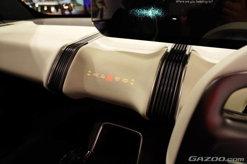 センターコンソールの表皮の中から浮かび上がるようなタッチスイッチ