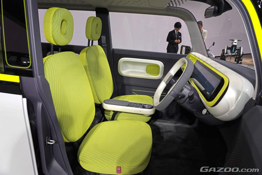 ポップなファブリック素材のシートを採用しており、リヤはベンチタイプとなっている