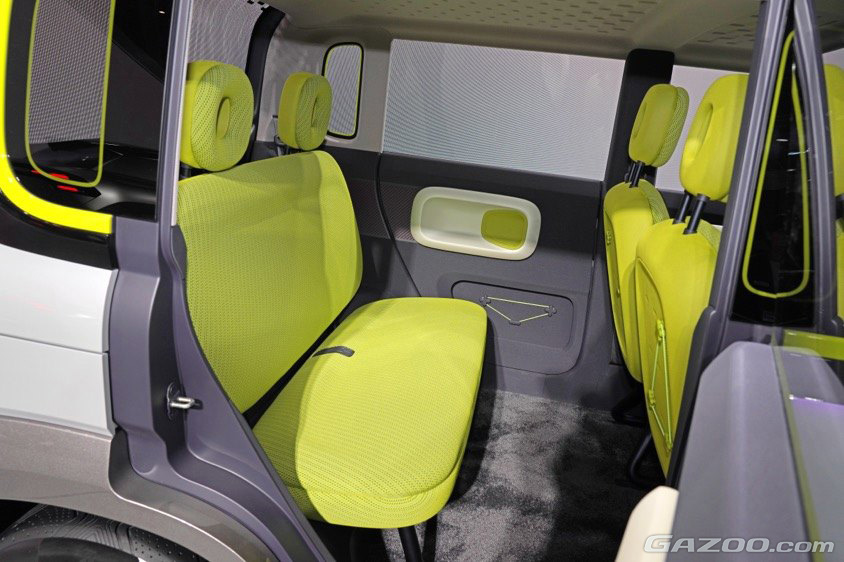 ポップなファブリック素材のシートを採用しており、リヤはベンチタイプとなっている