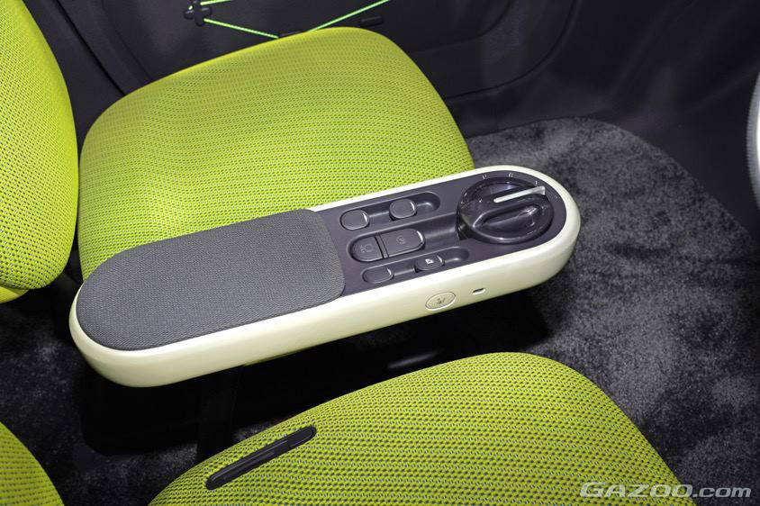 アームレストにもスイッチ類が配置されている