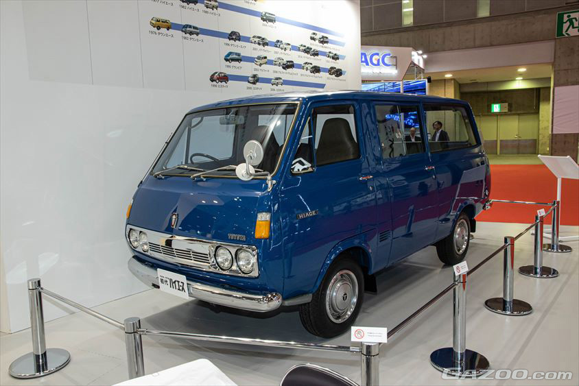 ジャパンモビリティショー2023　トヨタ車体ブース　初代ハイエース（参考出展⾞）デリバリーバン９⼈乗り