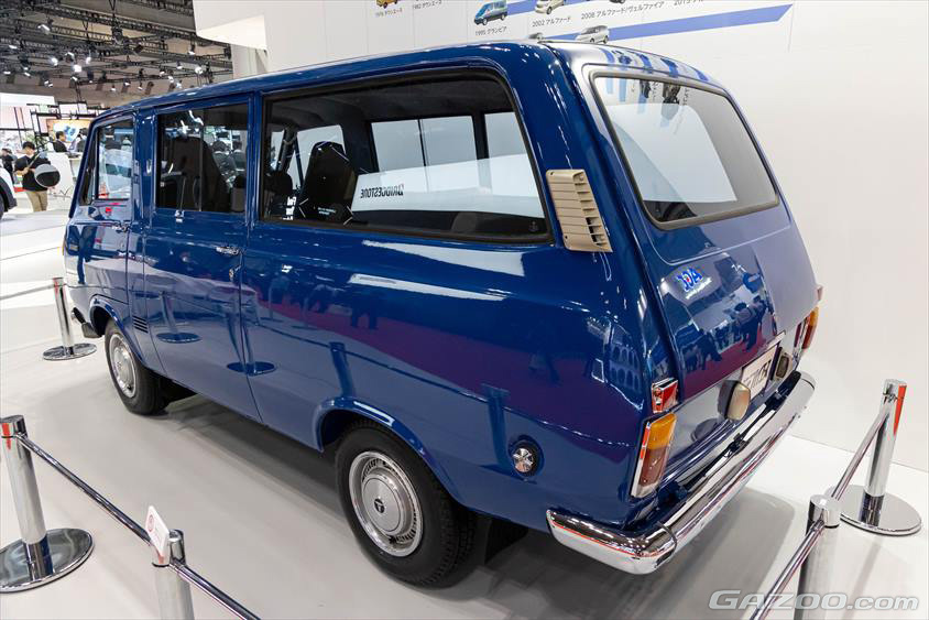 ジャパンモビリティショー2023　トヨタ車体ブース　初代ハイエース（参考出展⾞）デリバリーバン９⼈乗り