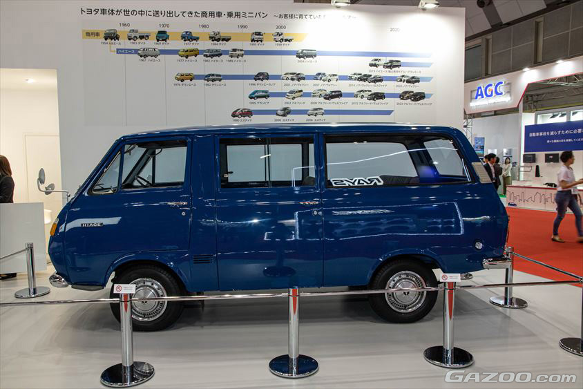 ジャパンモビリティショー2023　トヨタ車体ブース　初代ハイエース（参考出展⾞）デリバリーバン９⼈乗り